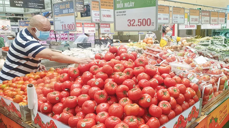 Người dân chọn mua hàng tại siêu thị Emart, quận Gò Vấp, TPHCM, tối 13-10. Ảnh: LẠC PHONG