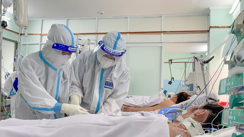 Y, bác sĩ Bệnh viện phụ sản Hùng Vương chăm sóc sức khỏe cho bệnh nhân Covid-19. Ảnh: Hoàng Hùng