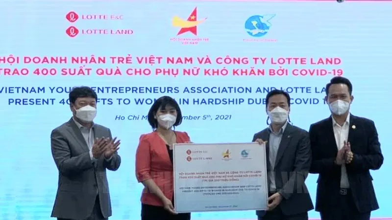Hội Liên hiệp Phụ nữ TPHCM tiếp nhận bảng tượng trưng 400 suất quà cho phụ nữ có hoàn cảnh khó khăn tại TPHCM. Ảnh: hcmcpv