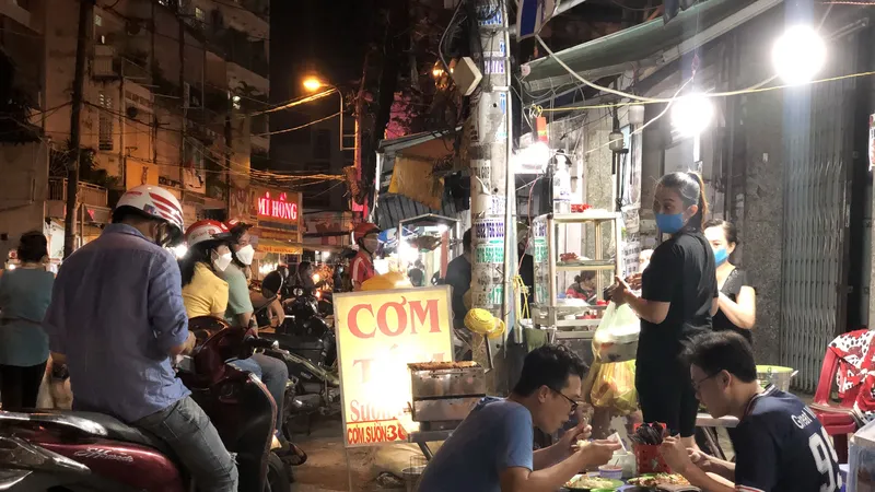 Hàng quán kinh doanh thực phẩm tại khu vực chợ Bà Chiểu, quận Bình Thạnh