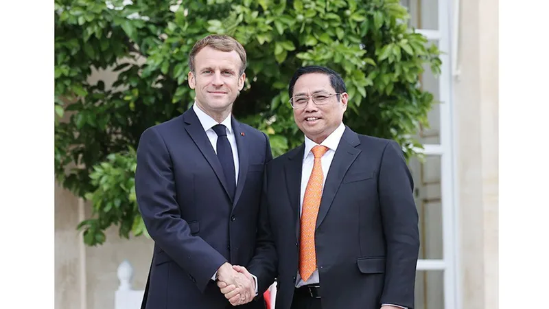 Thủ tướng Phạm Minh Chính hội kiến Tổng thống Pháp Emmanuel Macron tại Điện Élysée ở thủ đô Paris. Ảnh: TTXVN