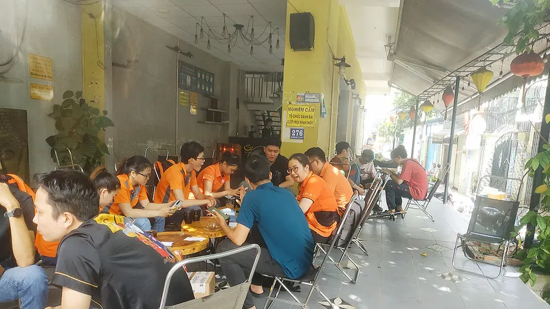 Một quán cà phê trên đường Bùi Đình Túy (quận Bình Thạnh) không đảm bảo quy định phòng dịch