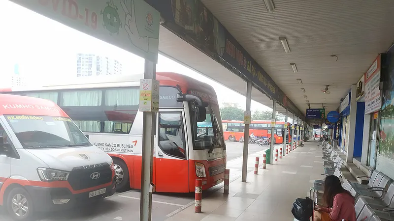 Hành khách chờ mua vé tại Bến xe Miền Đông