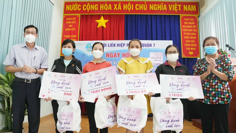Dịch Covid-19 gây ra nỗi đau quá lớn nhưng cũng lan tỏa tình yêu thương giữa con người với nhau. Trong ảnh: Chương trình “Đồng hành vượt cạn” của Báo SGGP phối hợp các nhà tài trợ hỗ trợ thai phụ gặp khó khăn do dịch Covid-19. Ảnh: DŨNG PHƯƠNG