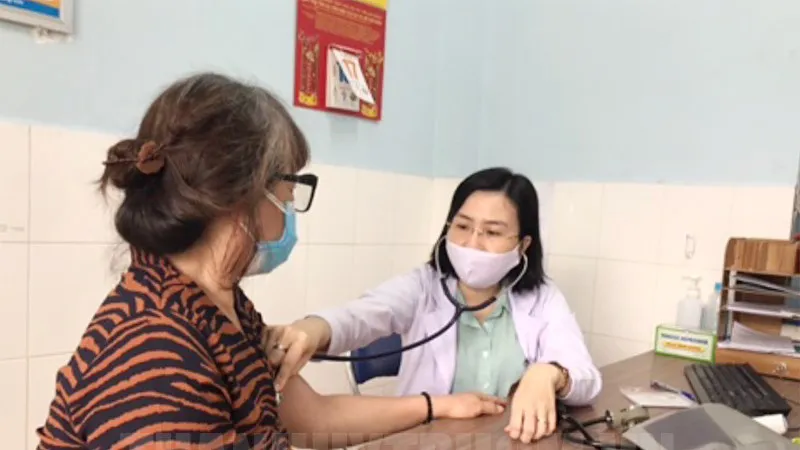 Bác sĩ khám bệnh cho người dân tại một trạm y tế ở Gò Vấp. Ảnh: hcmcpv
