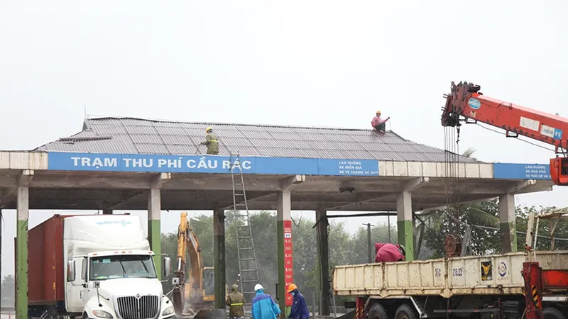 Tháo dỡ trạm thu phí cầu Rác. Ảnh: Báo Hà Tĩnh