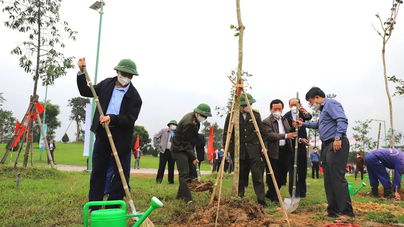 Lãnh đạo UBND tỉnh Hà Tĩnh cùng người dân trồng cây xanh