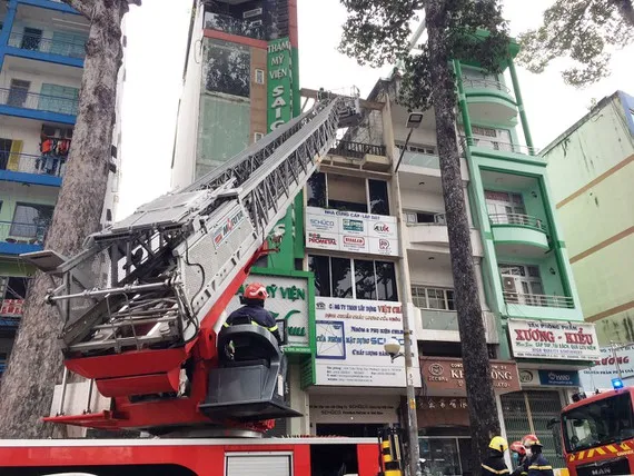 Cảnh sát dùng xe thang cứu 2 nạn nhân tại vụ cháy trên đường Trần Hưng Đạo (phường 2, quận 5) trưa 11-11-2021