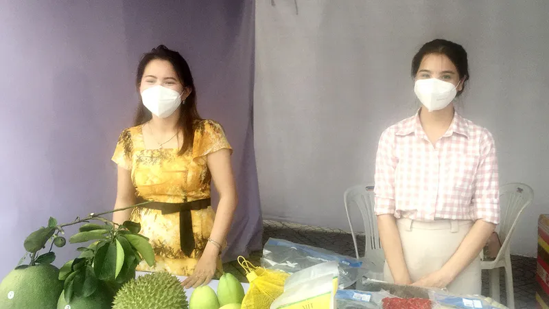 Các gian hàng trưng bày, giới thiệu sản phẩm ở hội nghị nối kết ngân hàng - doanh nghiệp tại huyện Hóc Môn