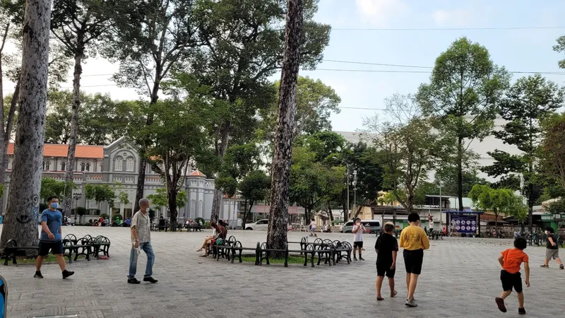 Người dân hướng đến các hoạt động rèn luyện sức khỏe ngoài trời để hạn chế sự lây lan Covid-19. Ảnh: TRÂM ANH