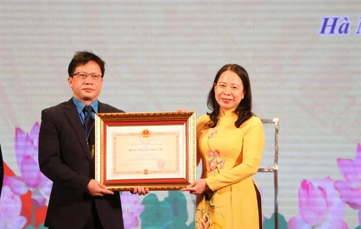 Phó Chủ tịch nước Võ Thị Ánh Xuân trao Huân chương Độc lập hạng Ba cho Công đoàn Giáo dục Việt Nam. Ảnh: Bộ Giáo dục - Đào tạo