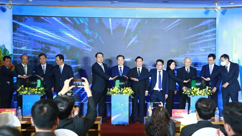 Phó Thủ tướng Lê Minh Khái, Bộ trưởng Bộ Tài chính Hồ Đức Phớc cùng các đại biểu thực hiện nghi thức ra mắt chính thức Sở Giao dịch chứng khoán Việt Nam. Ảnh VGP