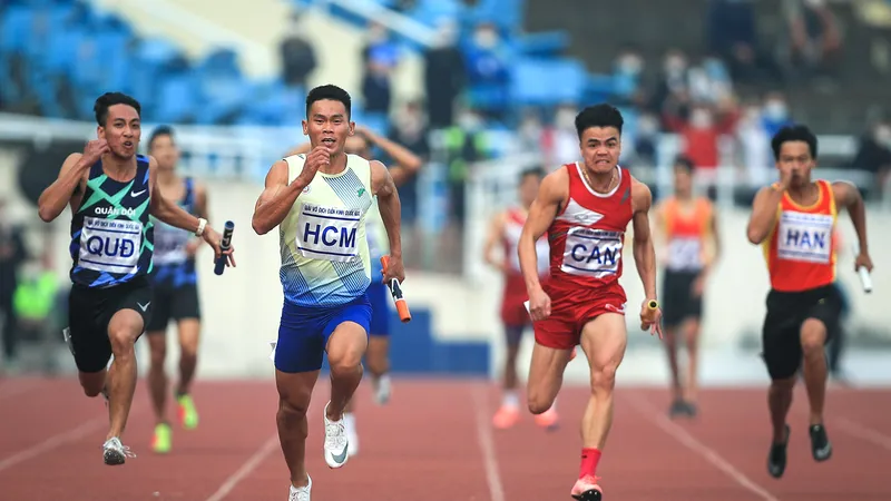 Các VĐV điền kinh nam TPHCM giành HCV tiếp sức 4x100m tại giải điền kinh vô địch quốc gia 2021. Ảnh: MINH HOÀNG