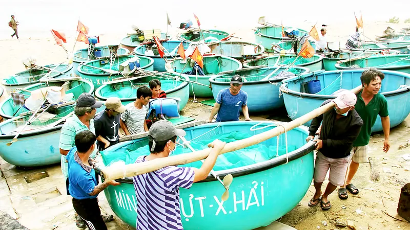 Ngư dân xã biển Xuân Hải (thị xã Sông Cầu, Phú Yên) di dời thuyền thúng để tránh bão. Ảnh: NGỌC OAI