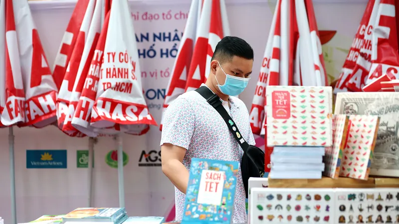 Thị trường không thiếu sách tết, nhưng phong vị thưởng sách ngày xuân chẳng còn mấy người quan tâm