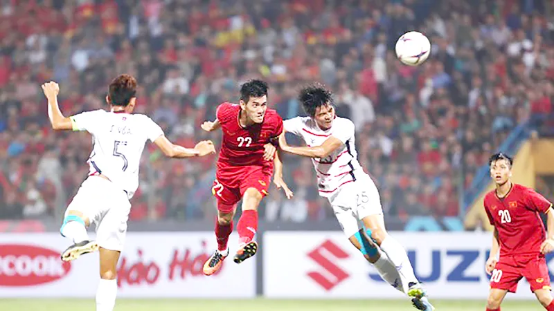 Tiến Linh đánh đầu trước khung thành của Campuchia ở AFF Cup 2018. Ảnh: P.MINH
