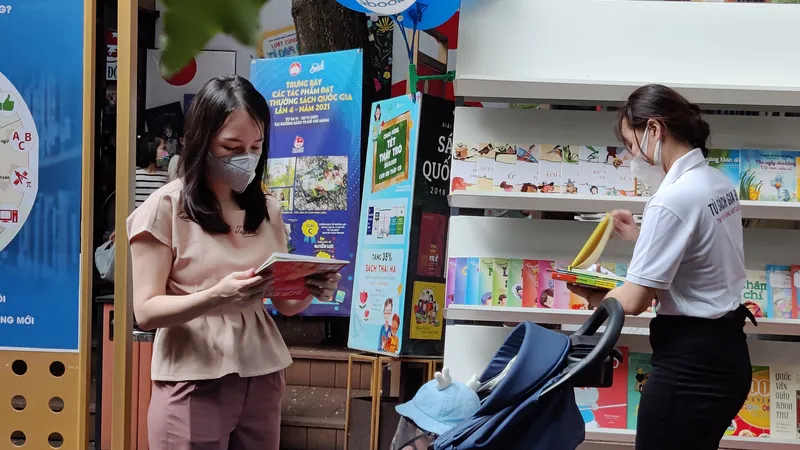 Phụ huynh đắn đo chọn sách cho phù hợp với con 