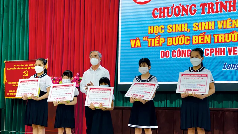 Ban tổ chức trao học bổng cho các em học sinh tiểu học