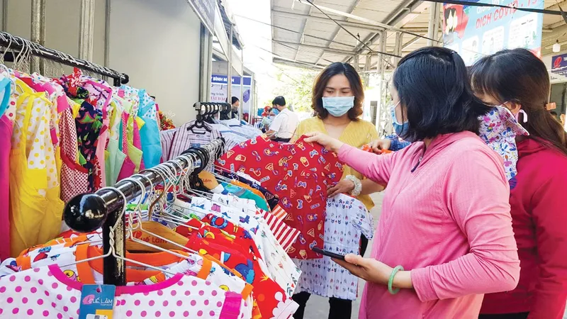 Năm nay, Phiên chợ công nhân nghĩa tình chăm lo công nhân sẽ được tổ chức theo hình thức trực tuyến. Ảnh: HỒNG HẢI