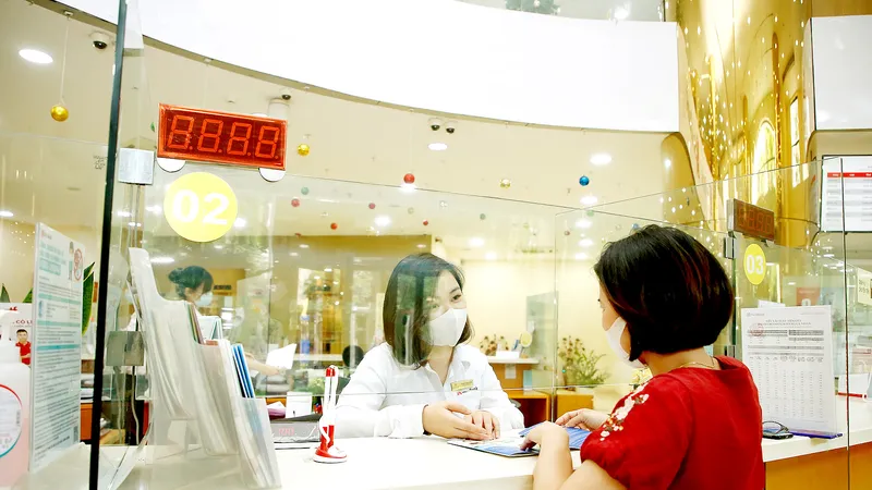 Giao dịch tại một ngân hàng ở TPHCM. Ảnh: HẠNH NHUNG