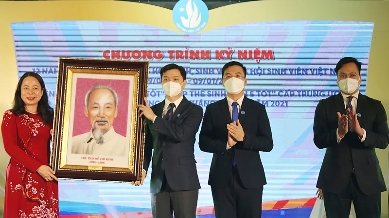 Phó Chủ tịch nước Võ Thị Ánh Xuân trao tặng Trung ương Hội Sinh viên Việt Nam bức ảnh Chủ tịch Hồ Chí Minh. Ảnh: Hanoimoi