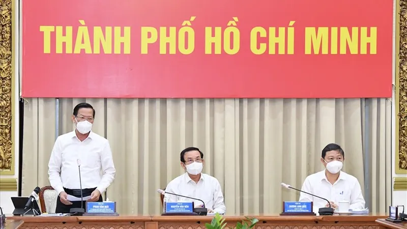 Chủ tịch UBND TPHCM Phan Văn Mãi chỉ đạo tại một buổi giao ban phòng chống dịch Covid-19. Ảnh: VIỆT DŨNG