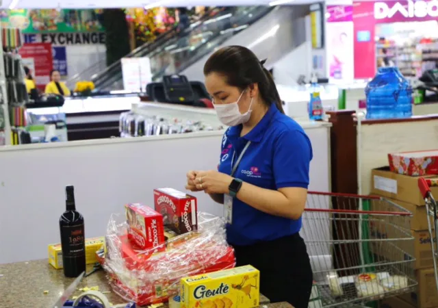 Nhân viên Co.opmart gói giỏ quà cho khách theo đơn đặt hàng online