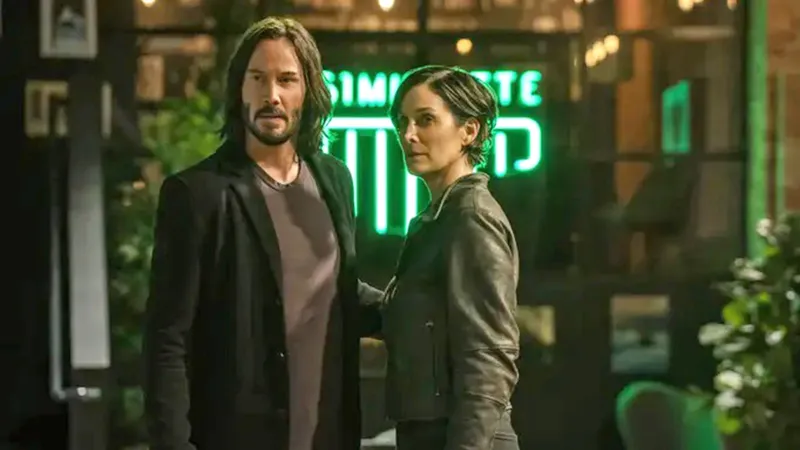 Keanu Reeves and Carrie-Anne Moss trong The Matrix Resurrections