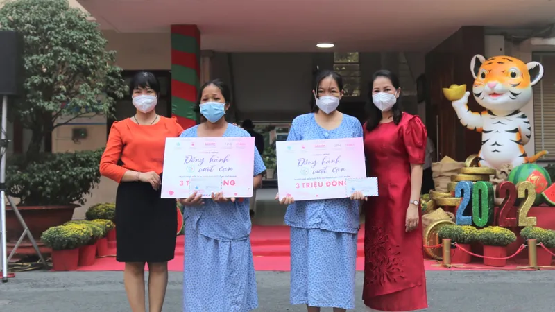 Đại diện chương trình Đồng hành vượt cạn tặng quà 2 hai thai phụ Nguyễn Thị Thủy và Lâm Thị Lệ Hằng