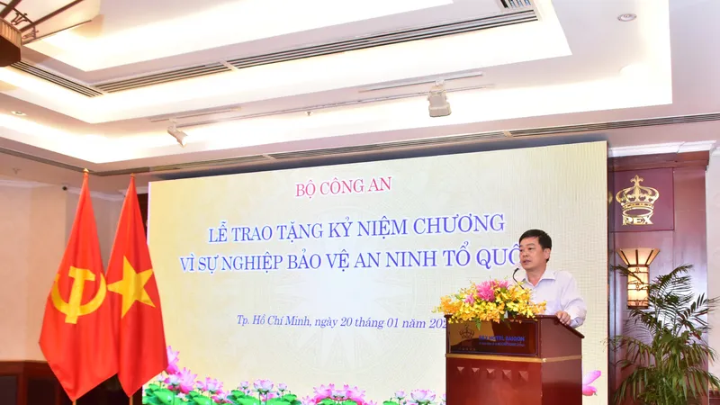 Giám đốc khách sạn Rex Sài Gòn Phan Thanh Long nhận Kỷ niệm chương Bảo vệ an ninh Tổ quốc