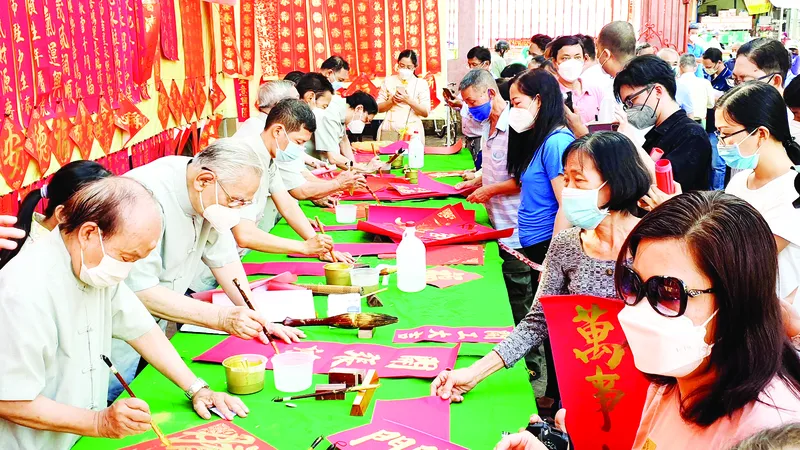 Các nghệ nhân viết tặng nhiều bức thư pháp đẹp, ý nghĩa cho người tham dự chương trình