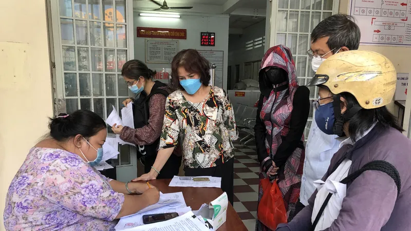 Người dân nhận giấy hoàn thành cách ly tại UBND phường 11, quận Gò Vấp, TPHCM. Ảnh: BÙI TUẤN