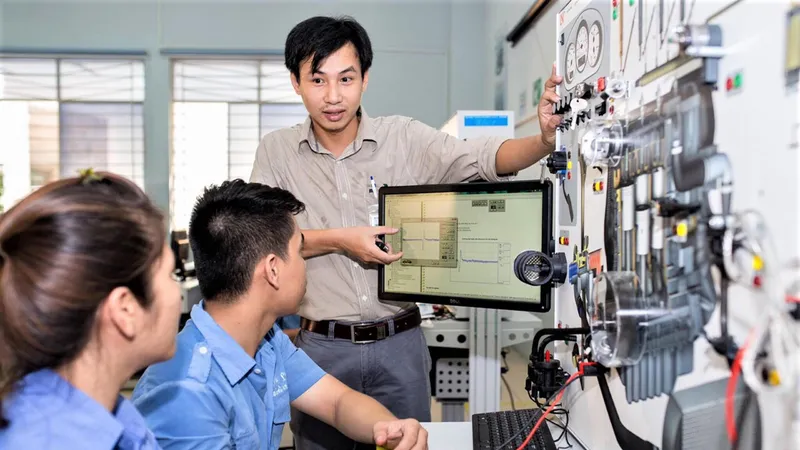Giảng viên Trường CĐ Kỹ thuật Cao Thắng hướng dẫn sinh viên trong giờ học thực hành (ảnh chụp trước khi dịch bùng phát)
