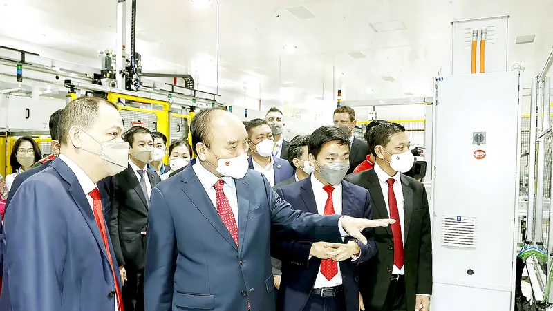 Chủ tịch nước Nguyễn Xuân Phúc thăm và chúc tết người lao động tại Nhà máy sản xuất ô tô Vinfast (TP Hải Phòng). Ảnh: TTXVN