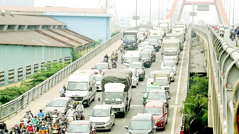 Đoạn kẹt xe kéo dài khoảng 1km từ cầu Bình Lợi đến khu vực giao lộ Nguyễn Xí