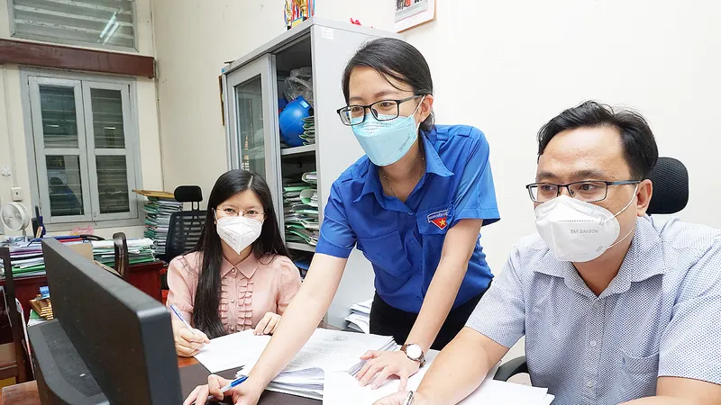 Đảng viên trẻ Châu Minh Hiền (giữa) và các đồng nghiệp. Ảnh: Hoàng Hùng
