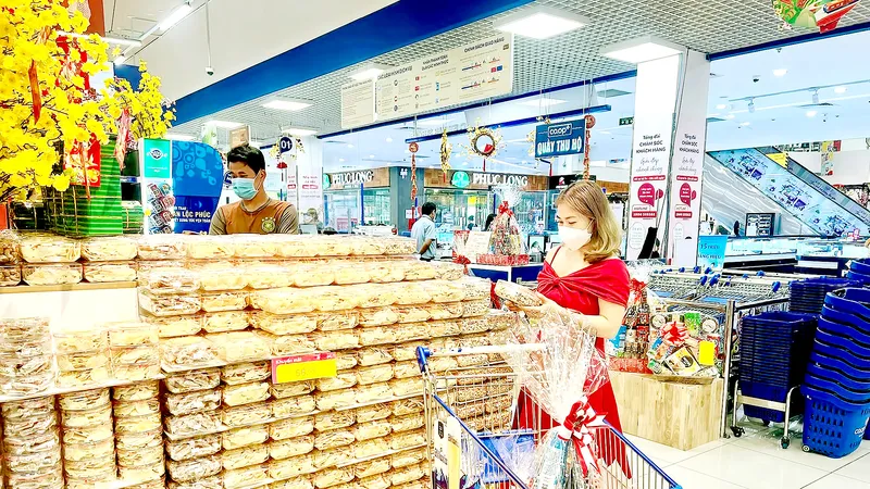 Chọn mua bánh mứt tết ở siêu thị. Ảnh: LẠC PHONG