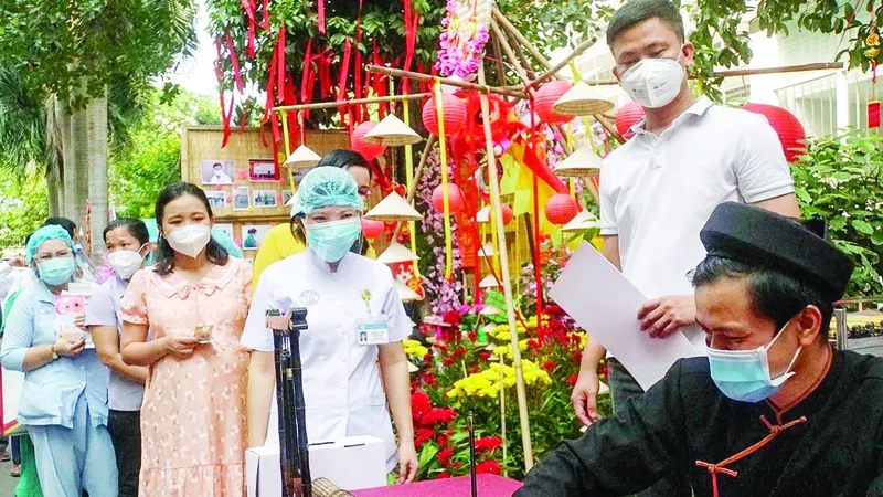 Khu vực ông đồ tặng chữ thư pháp cho các nhân viên y tế và người bệnh tại đường hoa của bệnh viện