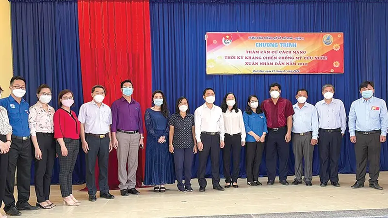 Đại diện HĐND thành phố và Công ty VWS trao quà cho bà con nghèo