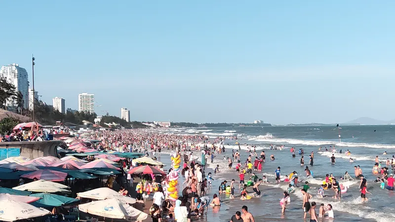 Du khách ùn ùn đổ về Vũng Tàu du xuân, tắm biển
