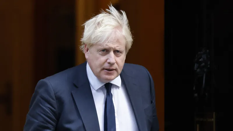Thủ tướng Boris Johnson và vợ là bà Carrie Johnson nằm trong số những người nhận được yêu cầu giải trình vì tham dự 1 trong 12 bữa tiệc đang bị điều tra