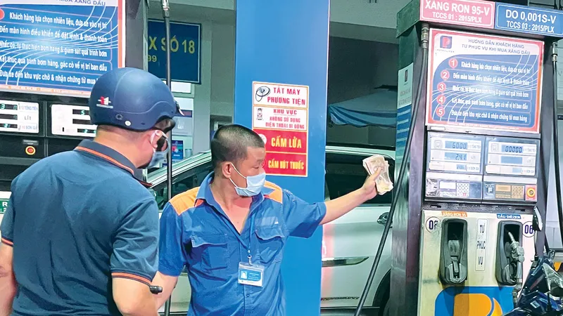 Người dân đổ xăng tại hệ thống Petrolimex trên địa bàn quận 5, TPHCM. Ảnh: HOÀNG HÙNG