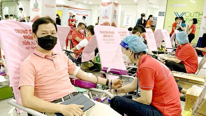Đông đảo người dân, người lao động hưởng ứng ngày hội hiến máu “Giọt hồng khai xuân” ngày 10-2