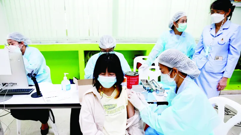 Trẻ em Thái Lan tiêm vaccine Covid-19. Ảnh: Reuters