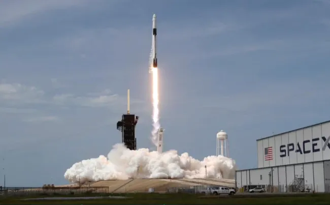 SpaceX mất hàng chục vệ tinh do bão từ