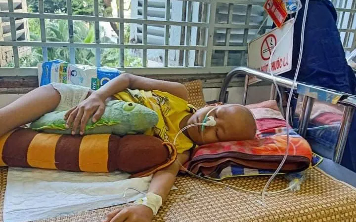 Suốt 3 năm qua, bé Ngô Hoàng Thiên Long ở bệnh viện nhiều hơn ở nhà để điều trị ung thư phần mềm mông phải