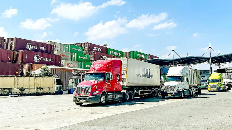 Các xe đầu kéo container làm thủ tục nhập khẩu tại cảng Cát Lái, TP Thủ Đức, TPHCM. Ảnh: HOÀNG HÙNG
