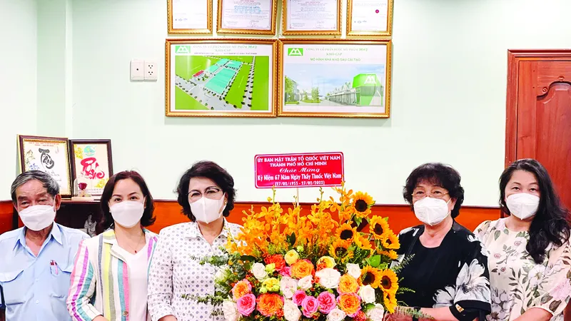 Đồng chí Tô Thị Bích Châu thăm, chúc mừng Công ty cổ phần Dược Mỹ phẩm May