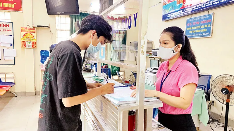 Người dân làm thủ tục hành chính tại một phường ở TPHCM. Ảnh: THÁI PHƯƠNG