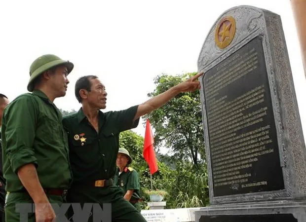 Tấm bia đá khắc lại những câu chuyện, ký ức không quên của một thời lịch sử đã qua trong Đài hương tưởng niệm các anh hùng liệt sỹ tại điểm cao 468 nằm ở lưng chừng núi Nậm Ngặt, xã Thanh Thủy, huyện Vị Xuyên, tỉnh Hà Giang. Ảnh: TTXVN